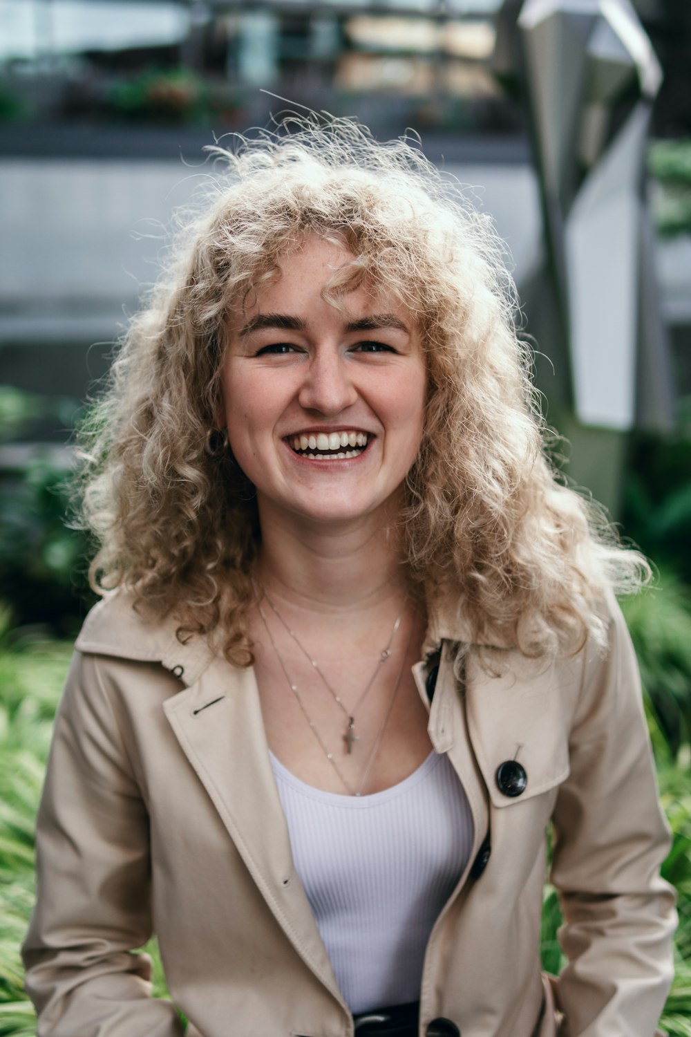 mujer sonriente en blazer marrón