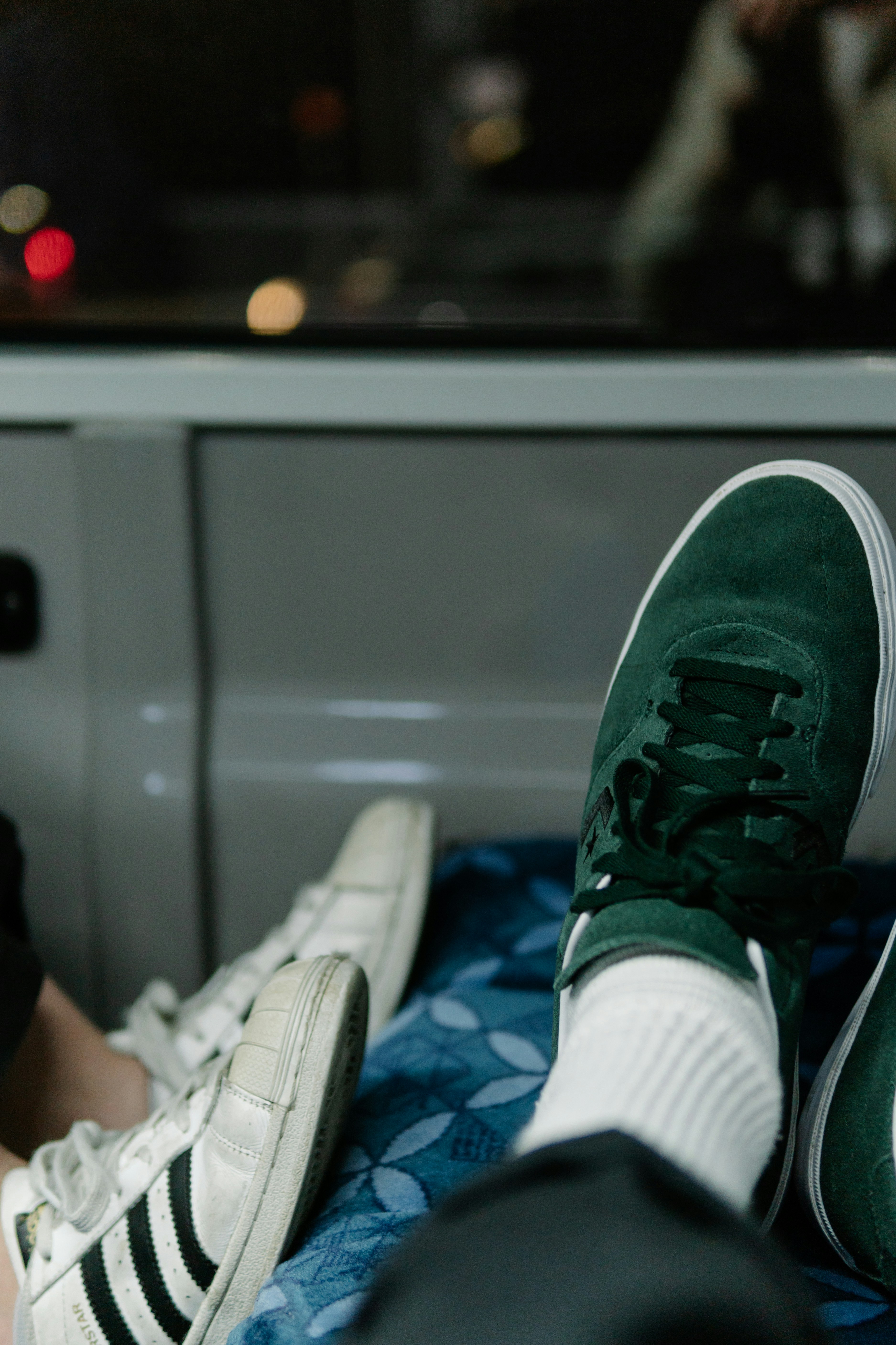 Persona con zapatillas verdes y blancas