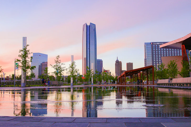 canal de Bricktown junto a edificios altos en Oklahoma City