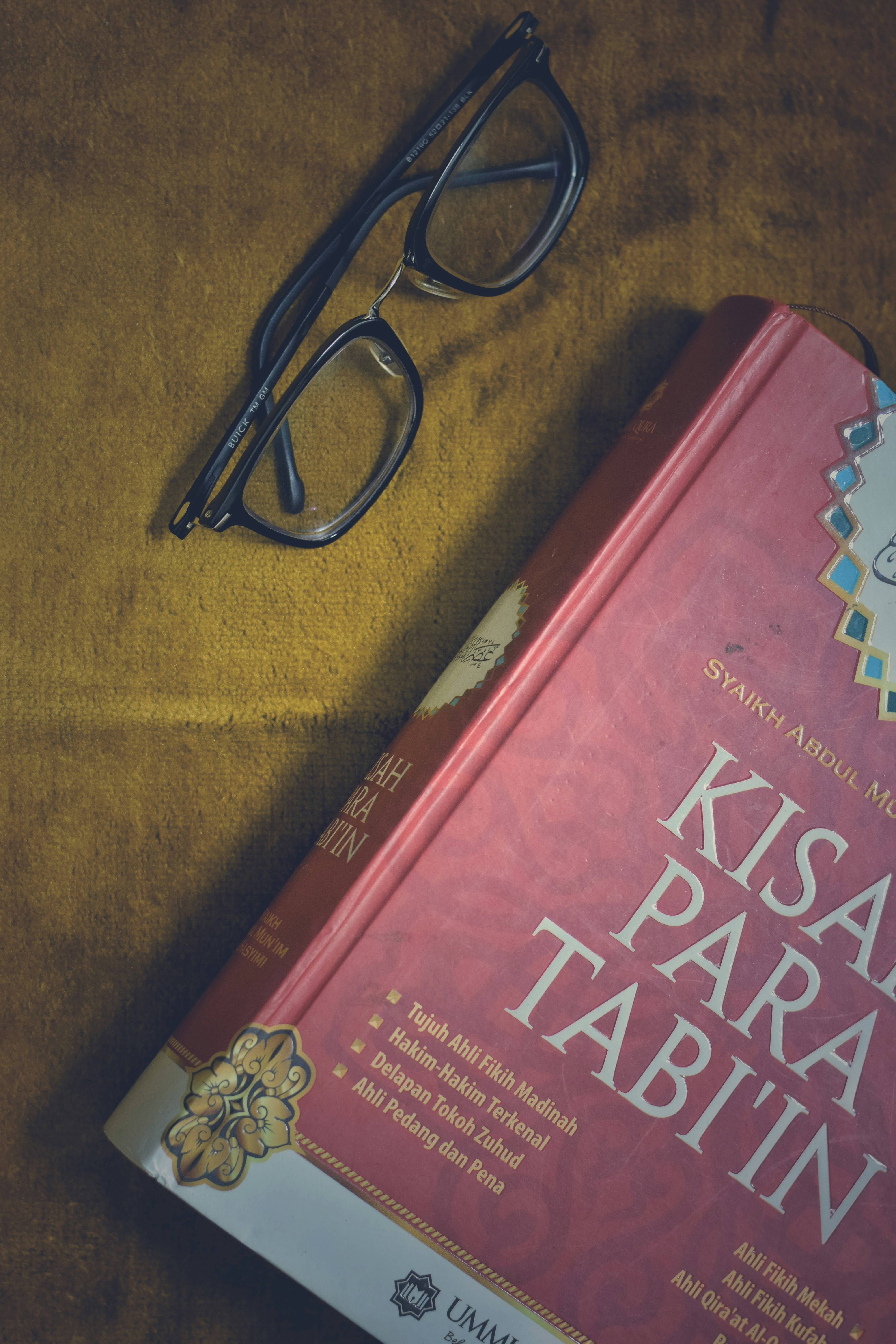 Buku Merah tentang Tekstil Coklat