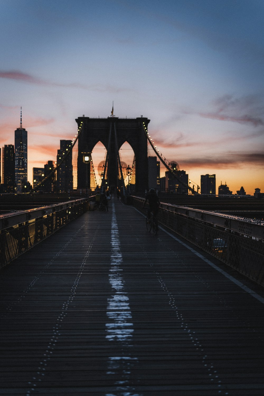 silhouette de pont au coucher du soleil