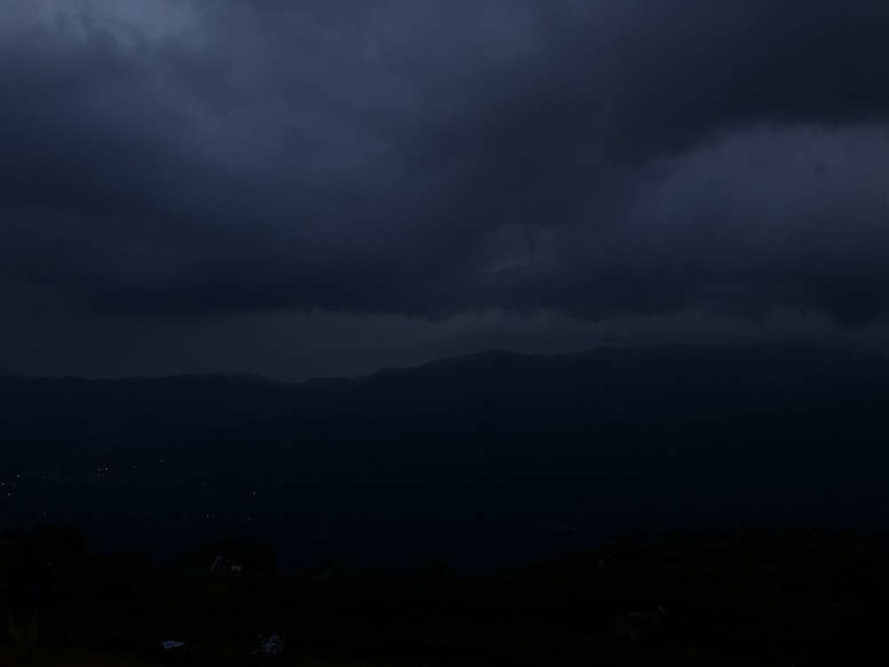 silhouette di montagne sotto il cielo nuvoloso durante il giorno