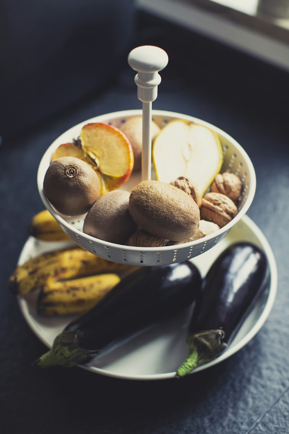 Fruta naranja en rodajas en bol de cerámica blanca