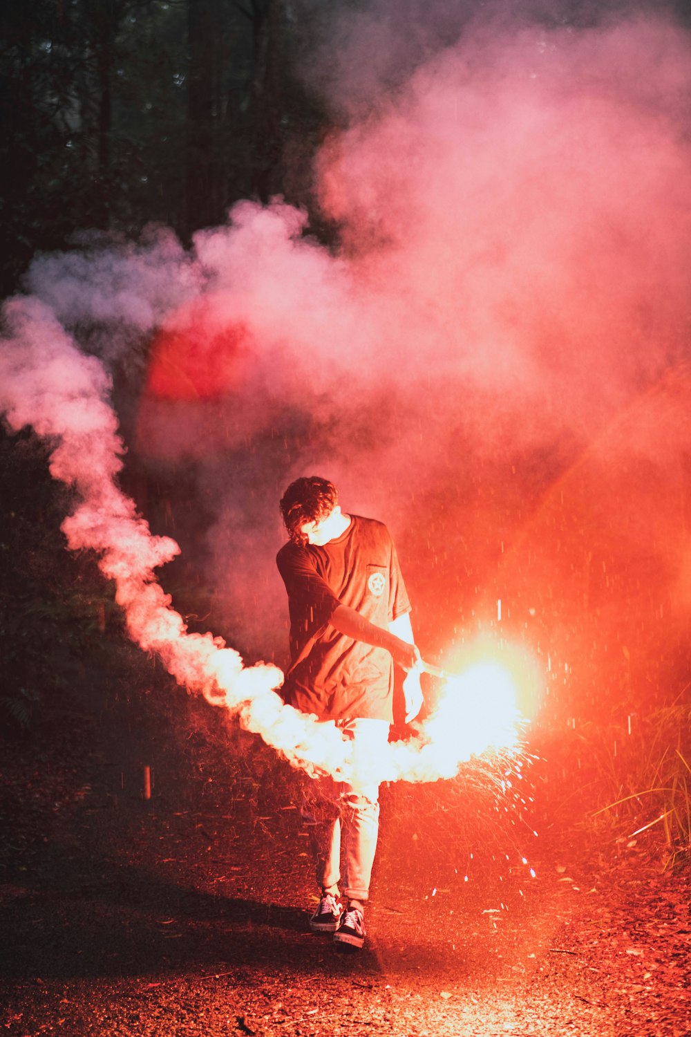 Mann in schwarzem T-Shirt und blauer Jeans auf rotem und gelbem Feuer