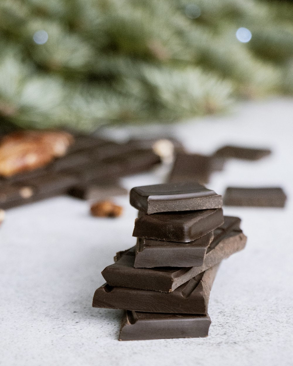 Barres de chocolat brunes sur surface blanche