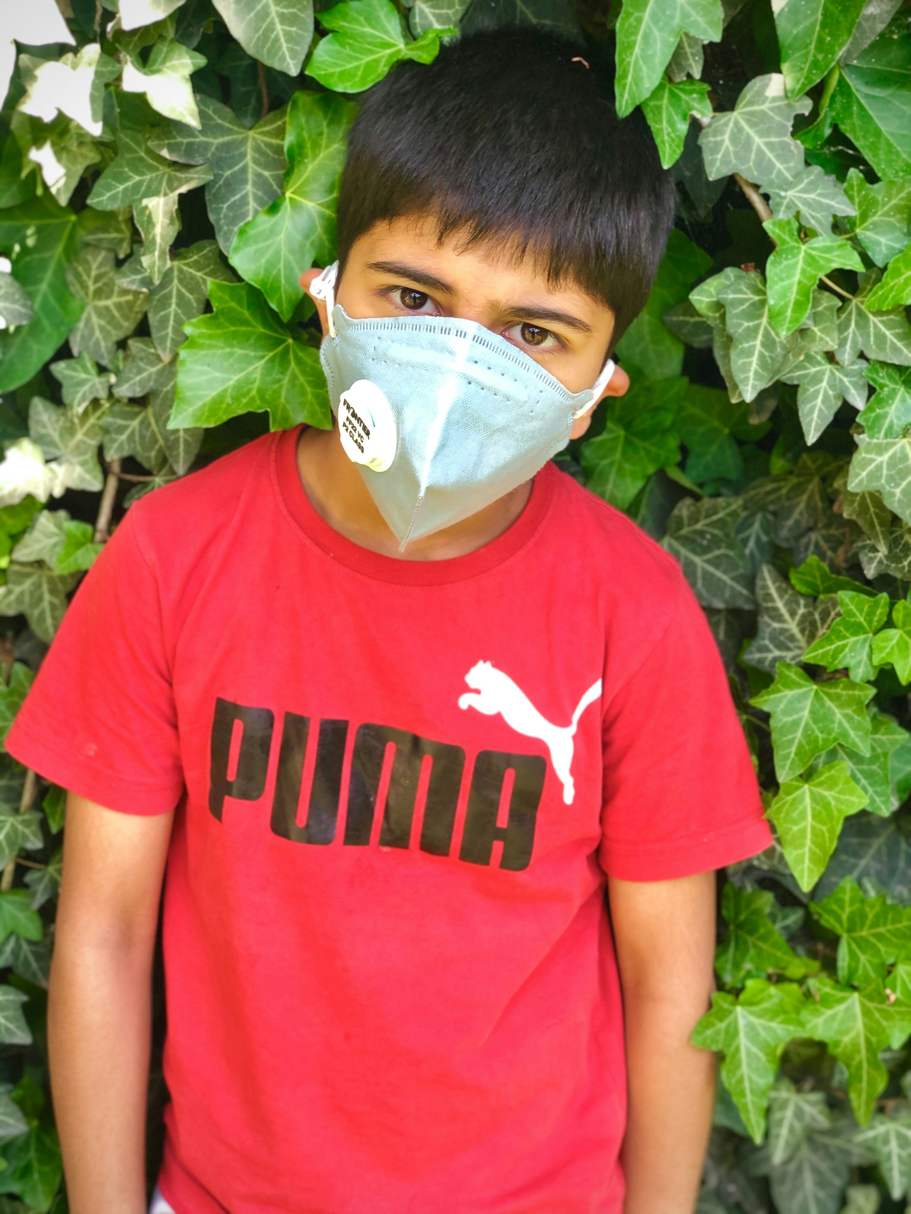 Mann im roten Rundhals-T-Shirt mit weißer Gesichtsmaske