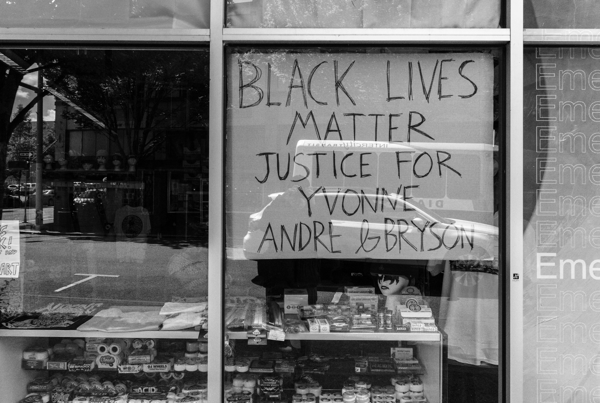 gray computer monitor