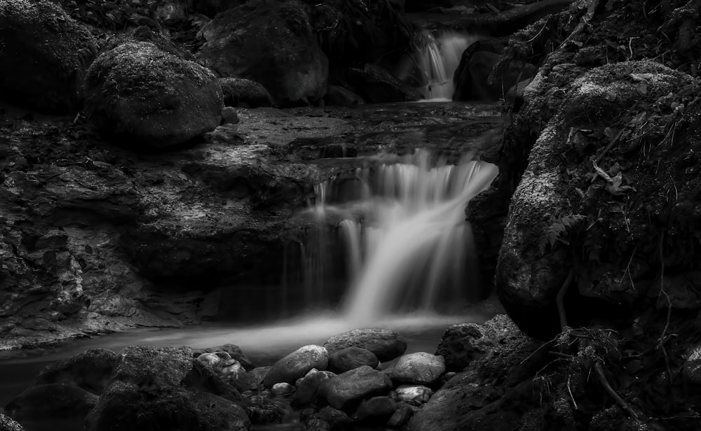 Wasser fällt tagsüber an felsigem Ufer