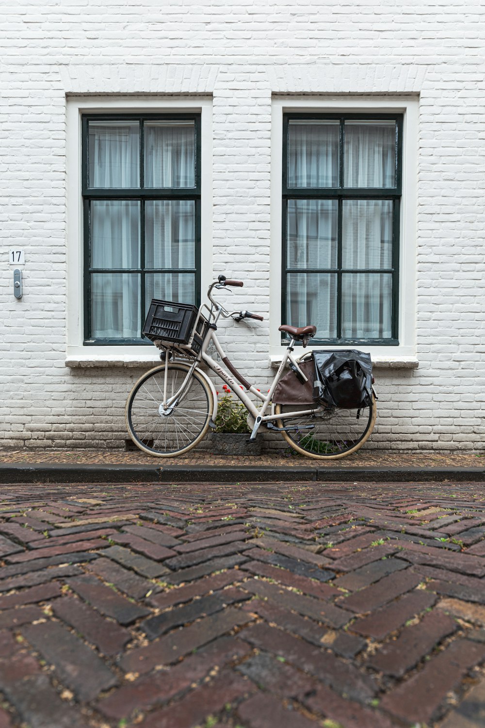 Vélo de ville bleu garé à côté d’un bâtiment blanc