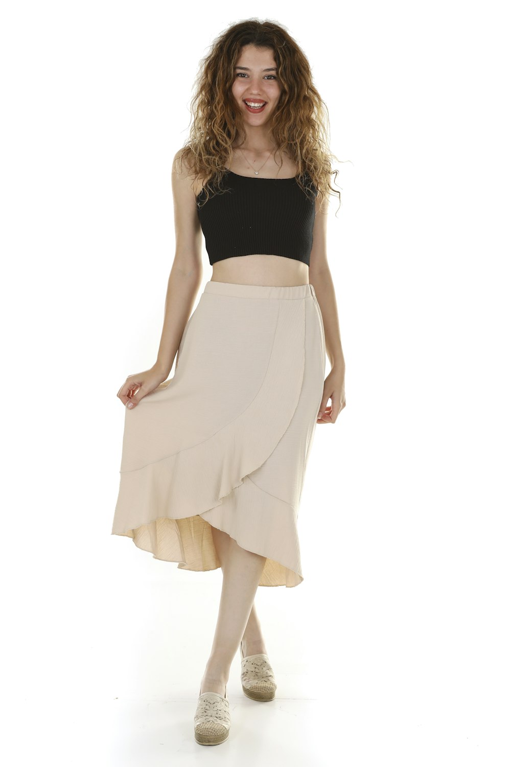 Foto Una mujer con sudadera negra y falda blanca – Imagen Tx gratis en  Unsplash