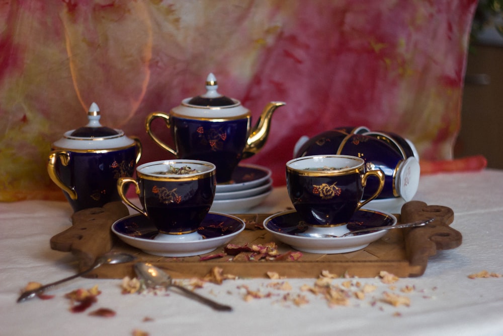 taza de té de cerámica blanca y negra en platillo