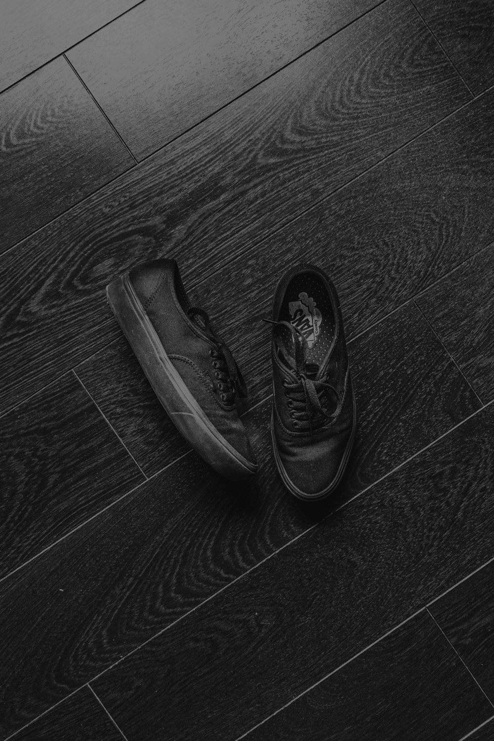 chaussures en cuir noir sur parquet noir