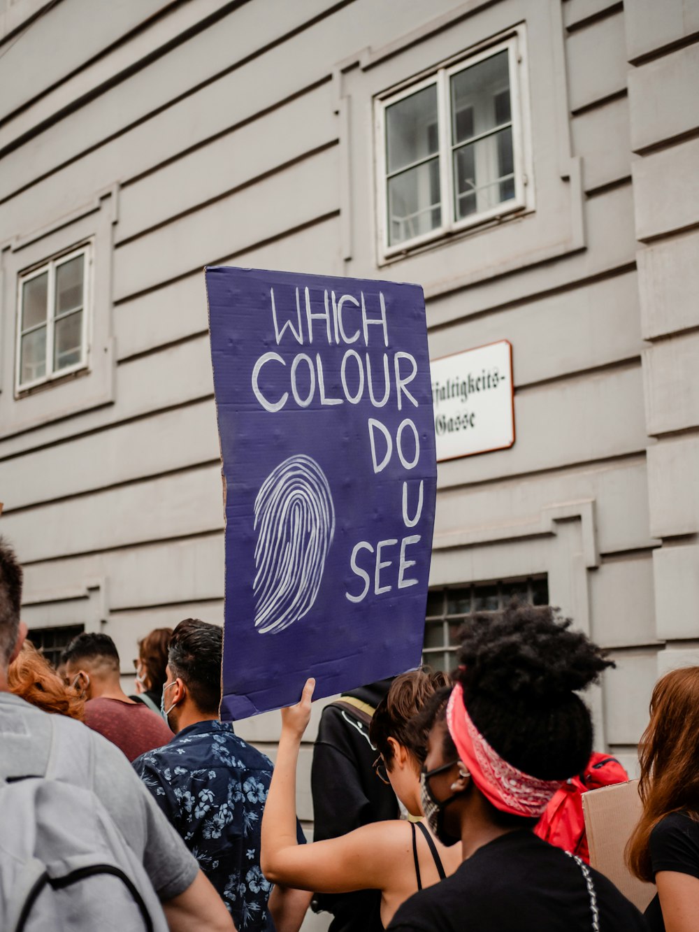 Personas que se reúnen cerca de un edificio durante el día