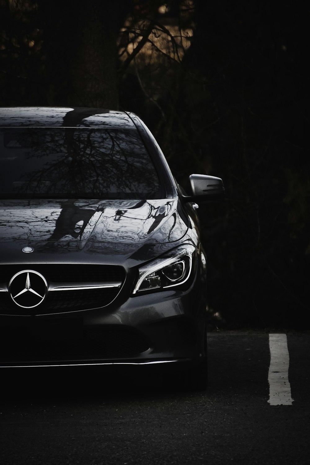 Mercedes Benz Classe C noire sur route pendant la journée