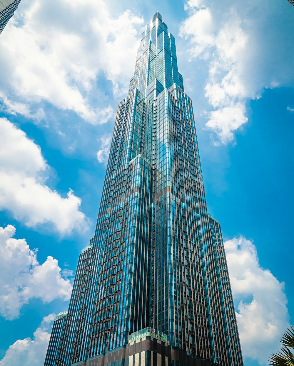 낮 동안 푸른 하늘 아래 고층 건물의 낮은 각도 사진
