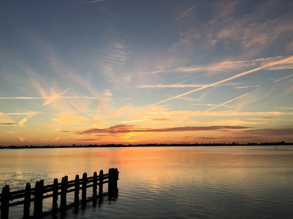 specchio d'acqua durante il tramonto