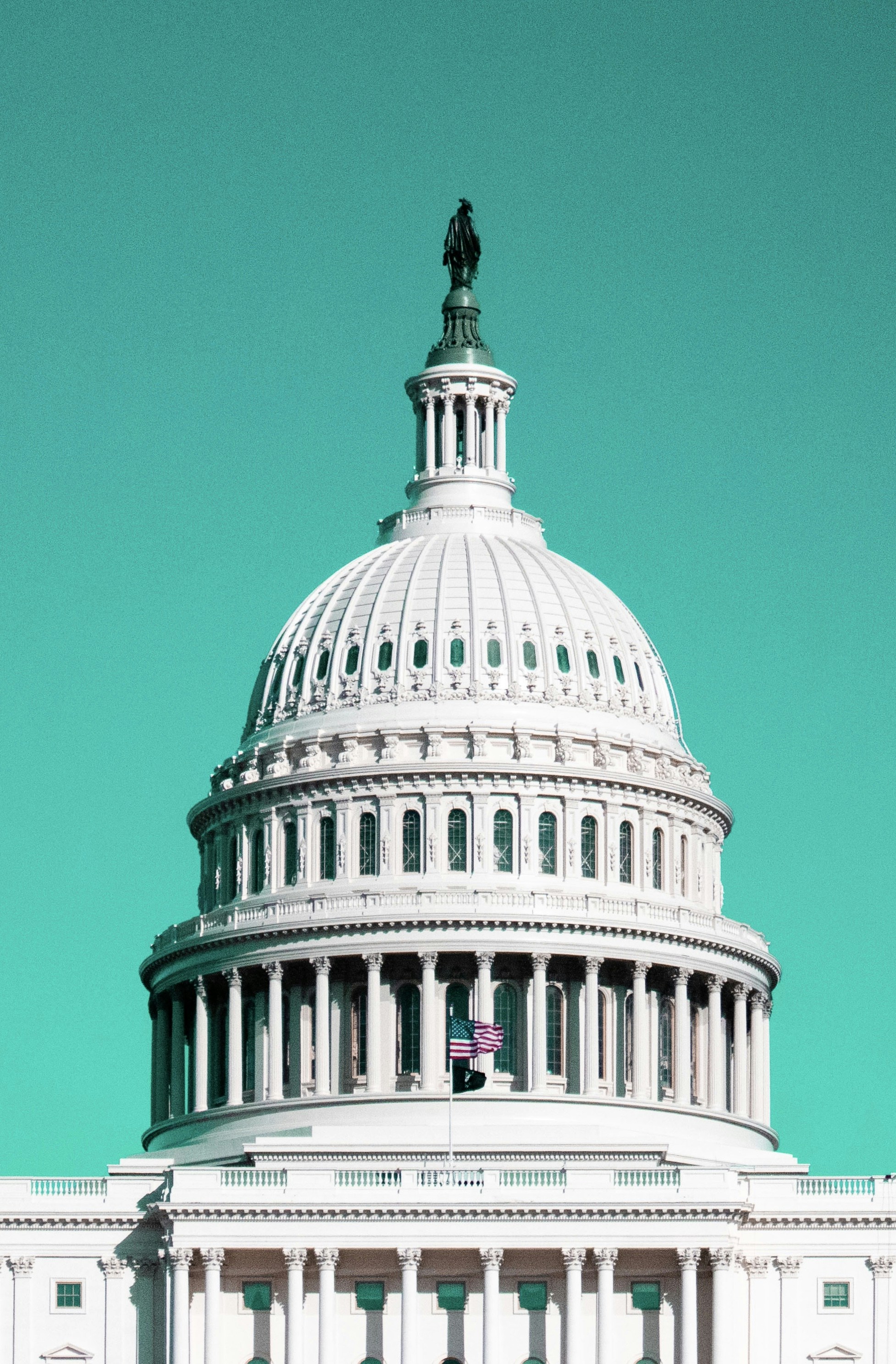Bâtiment dôme blanc sous le ciel bleu pendant la journée