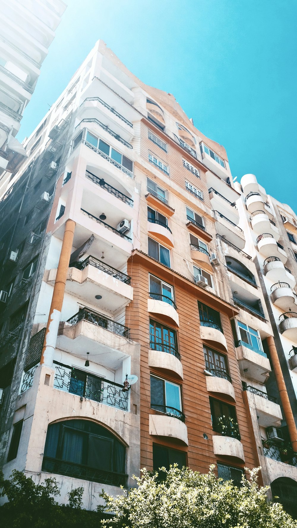 edificio in cemento marrone e bianco durante il giorno