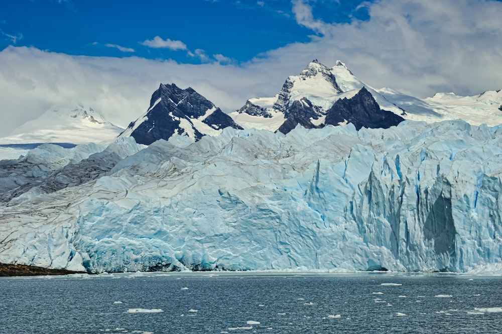 Montaña cubierta de nieve bajo el cielo azul durante el día