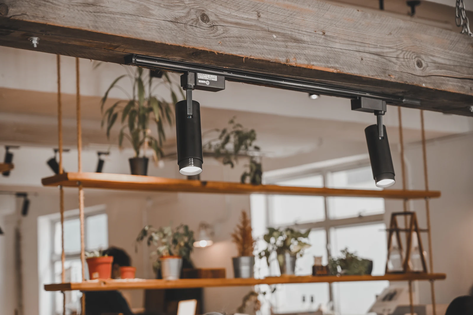 Lampadari Moderni con Telecomando, Binario e Dimmerazione: la Luce Flessibile