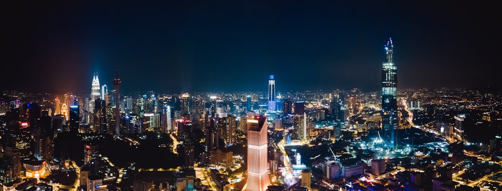 Immeubles de grande hauteur pendant la nuit