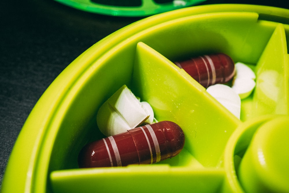 bouteille en plastique rouge et blanc