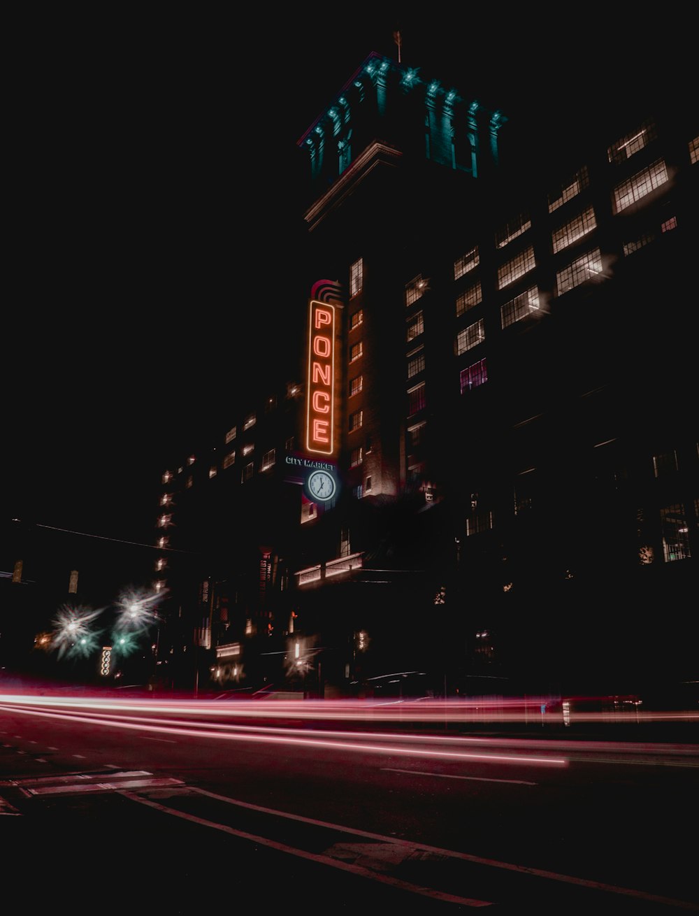 fotografia de lapso de tempo da rua da cidade durante a noite