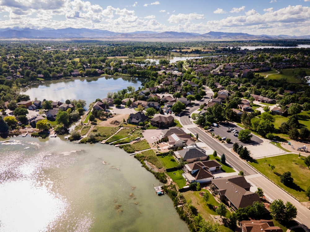 Vue aérienne de la ville près d’un plan d’eau pendant la journée