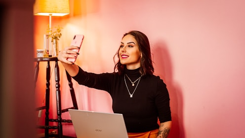 femme habillée se prenant en photo pour onlyfans