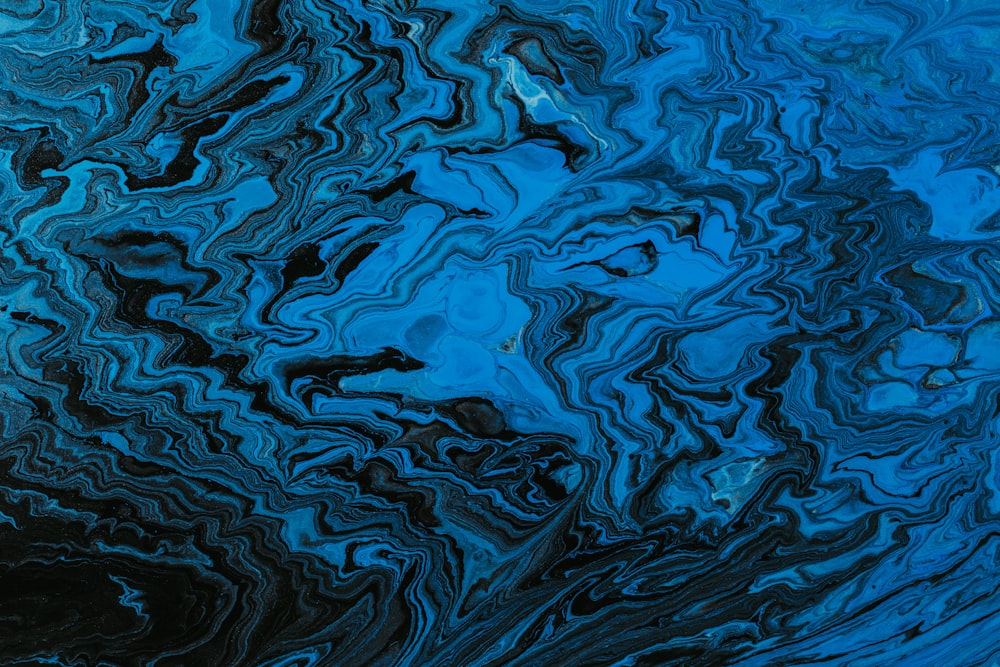 água azul com gotículas de água