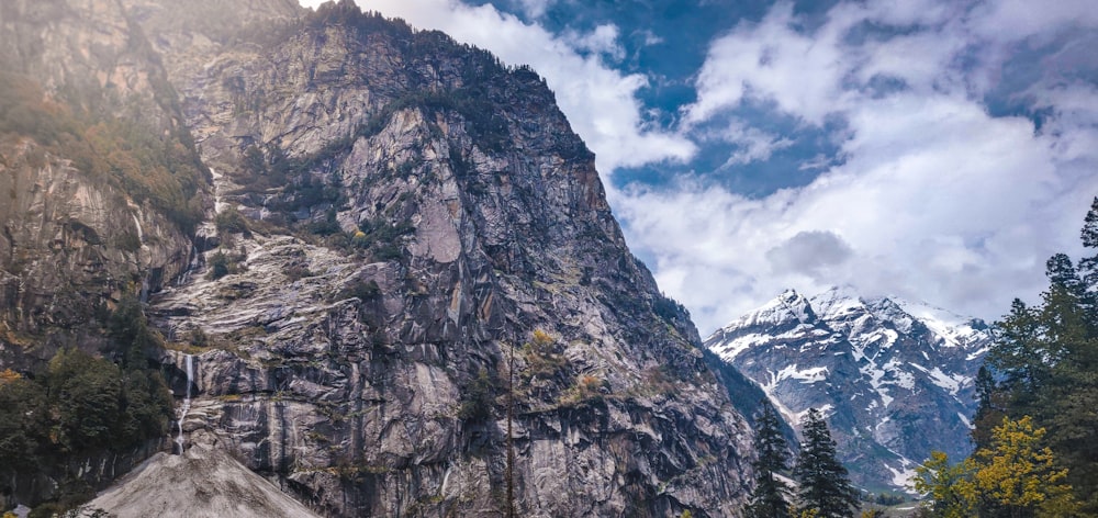 Montagna rocciosa sotto il cielo blu durante il giorno