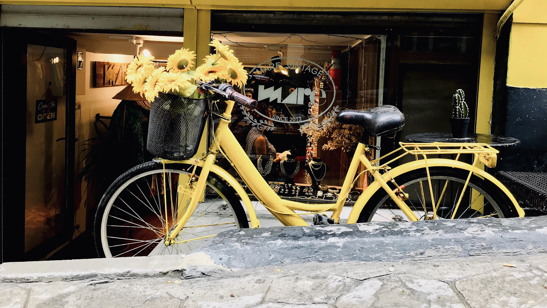 black and white bed linen
