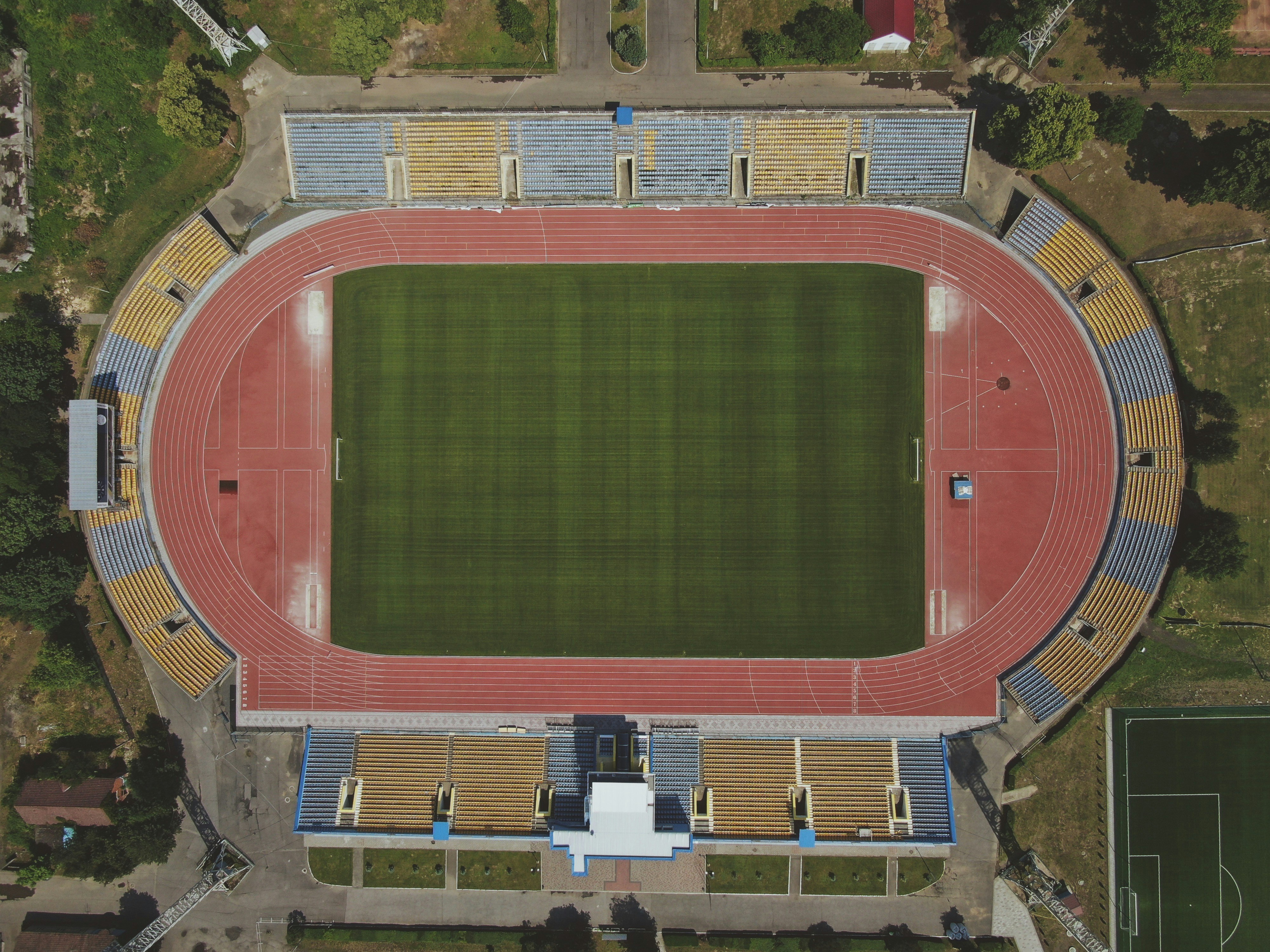 Vista aérea de un estadio iluminado durante partido nocturno