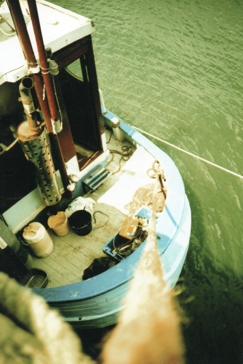 barco branco e azul na água