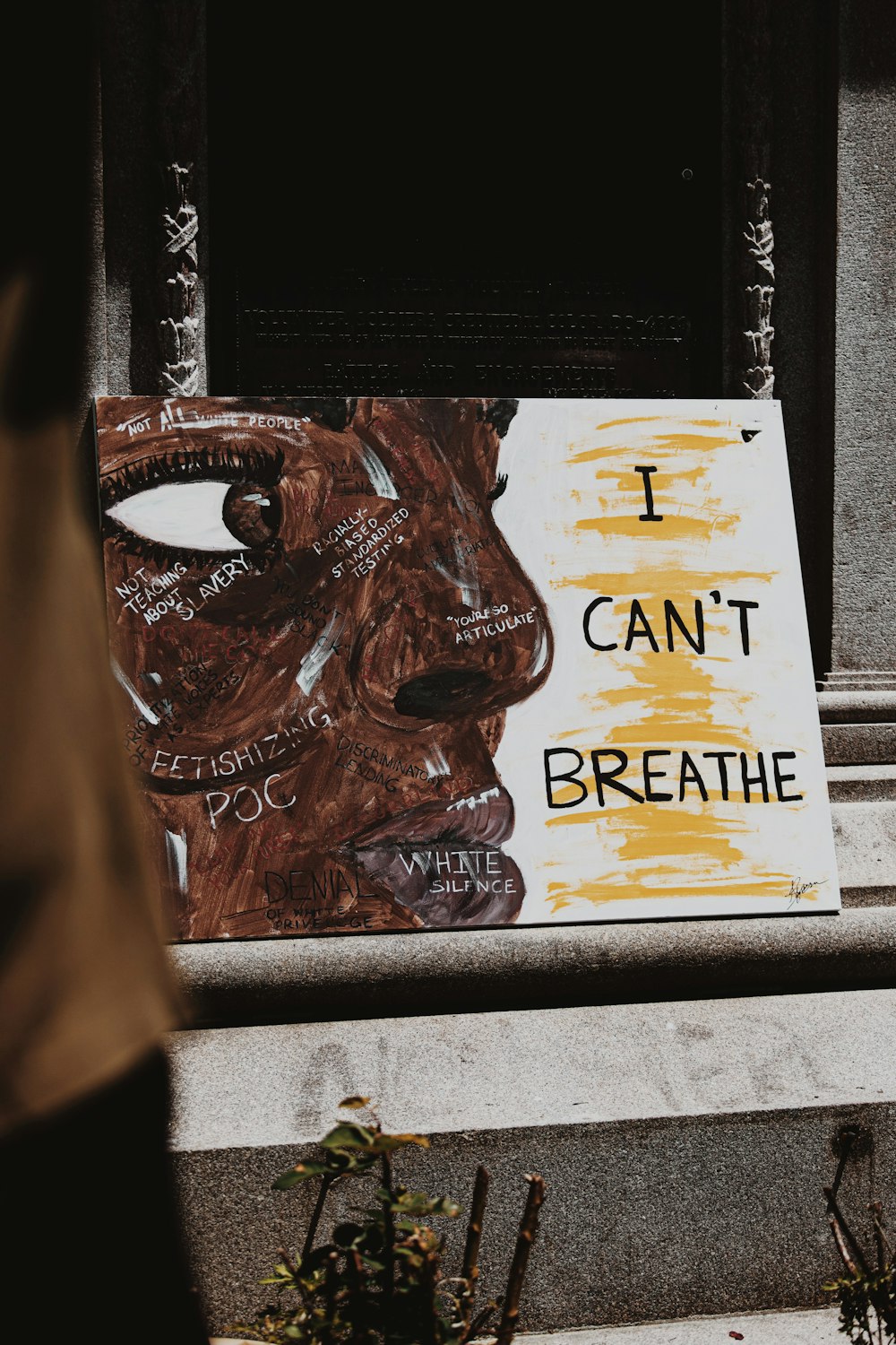 a sign that says i can't breathe on the side of a building