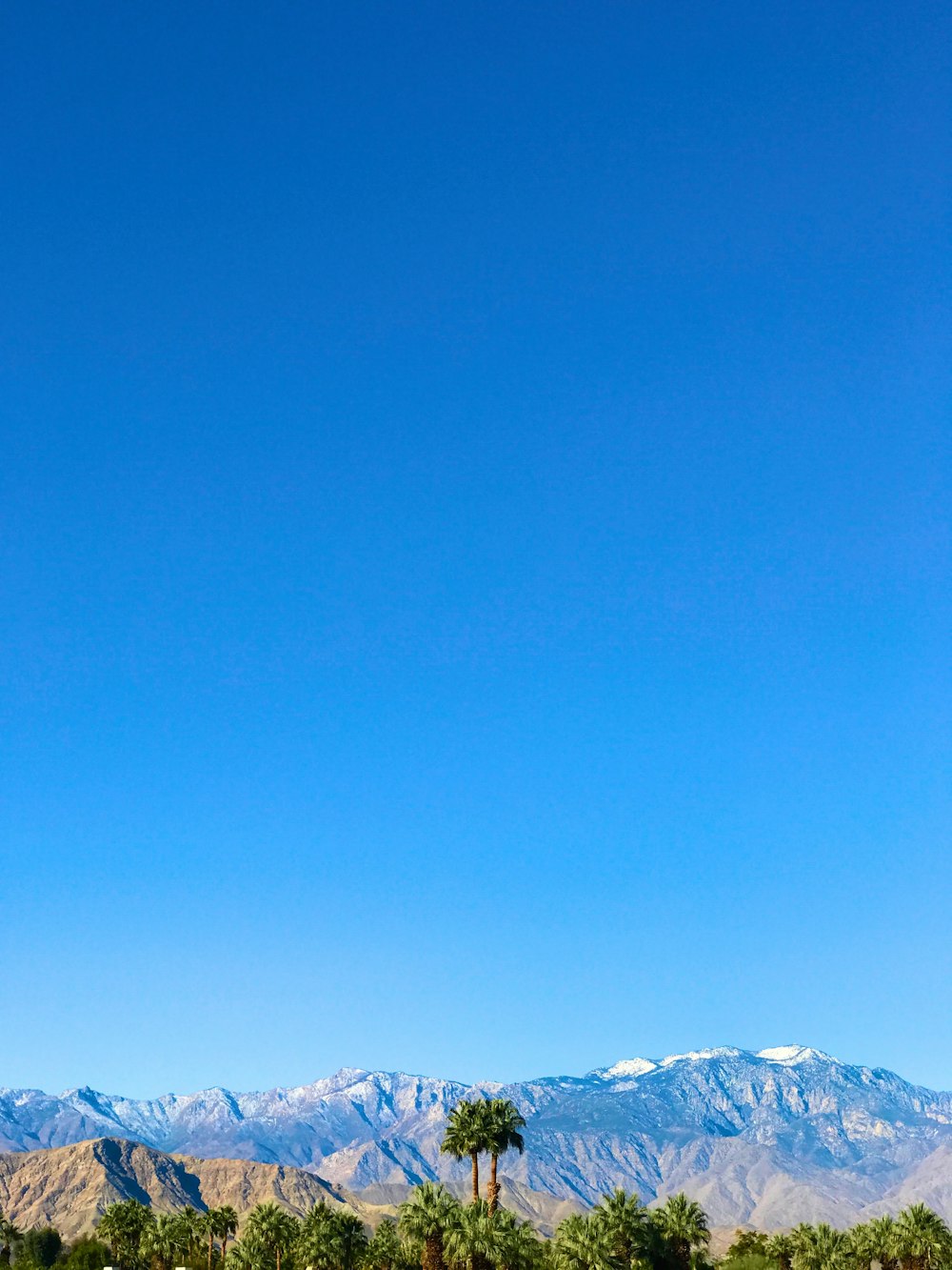 Schneebedeckter Berg unter blauem Himmel tagsüber