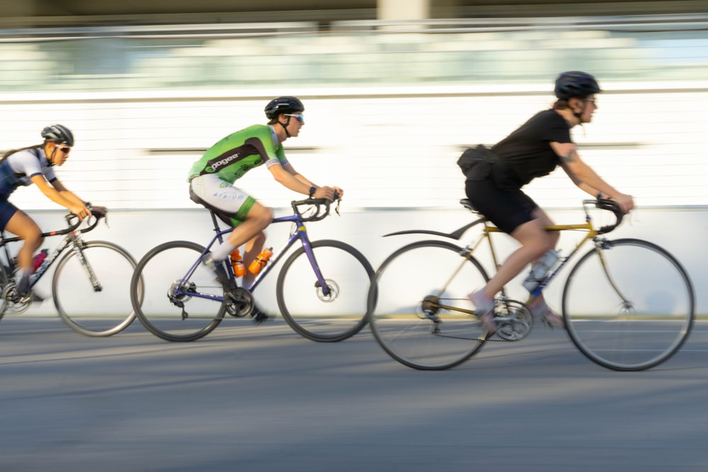 2 hommes à vélo sur la route pendant la journée