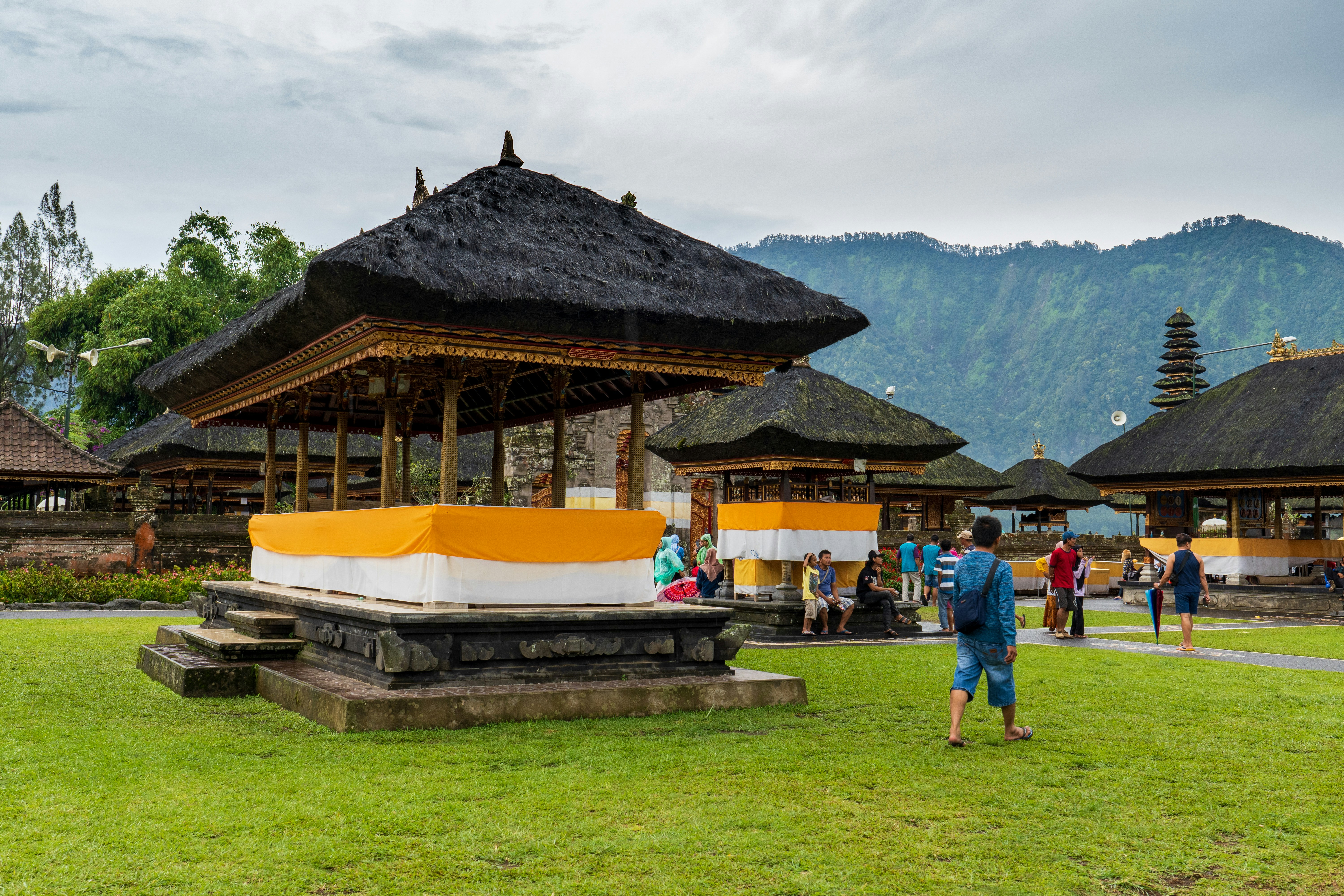 Maisons et temples traditionnels typiques de la région de Denpasar et Ubud.