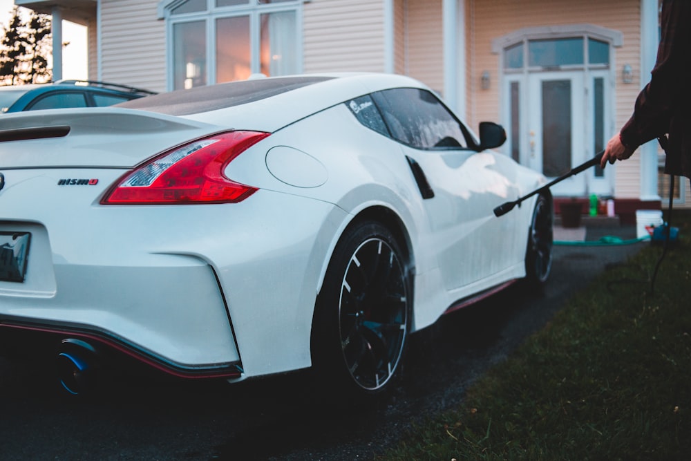 Weißer Porsche 911 parkt in der Nähe des Weißen Hauses