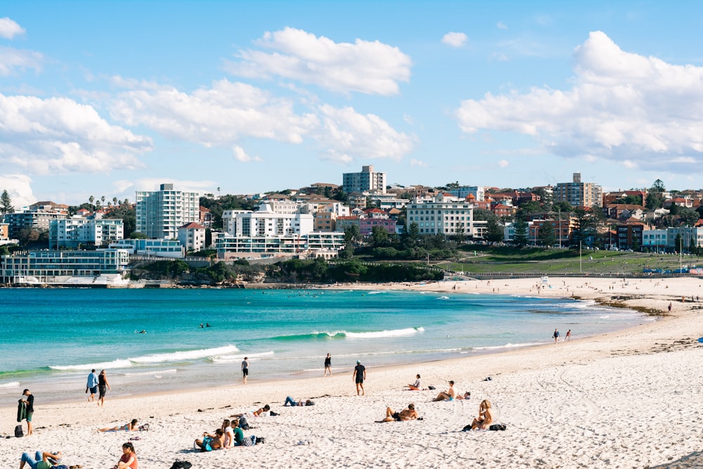 pessoas na praia durante o dia