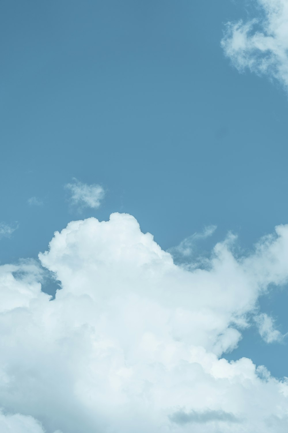 Nubes blancas y cielo azul durante el día