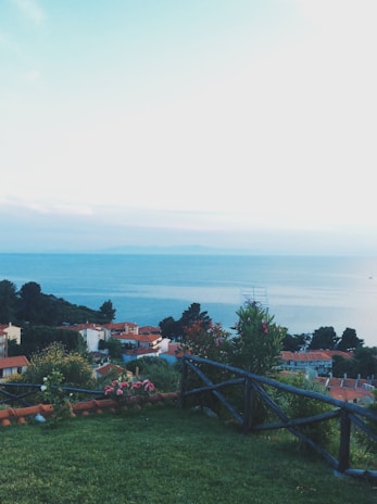 A serene view of a well-maintained rental property near the beach in Capbreton.