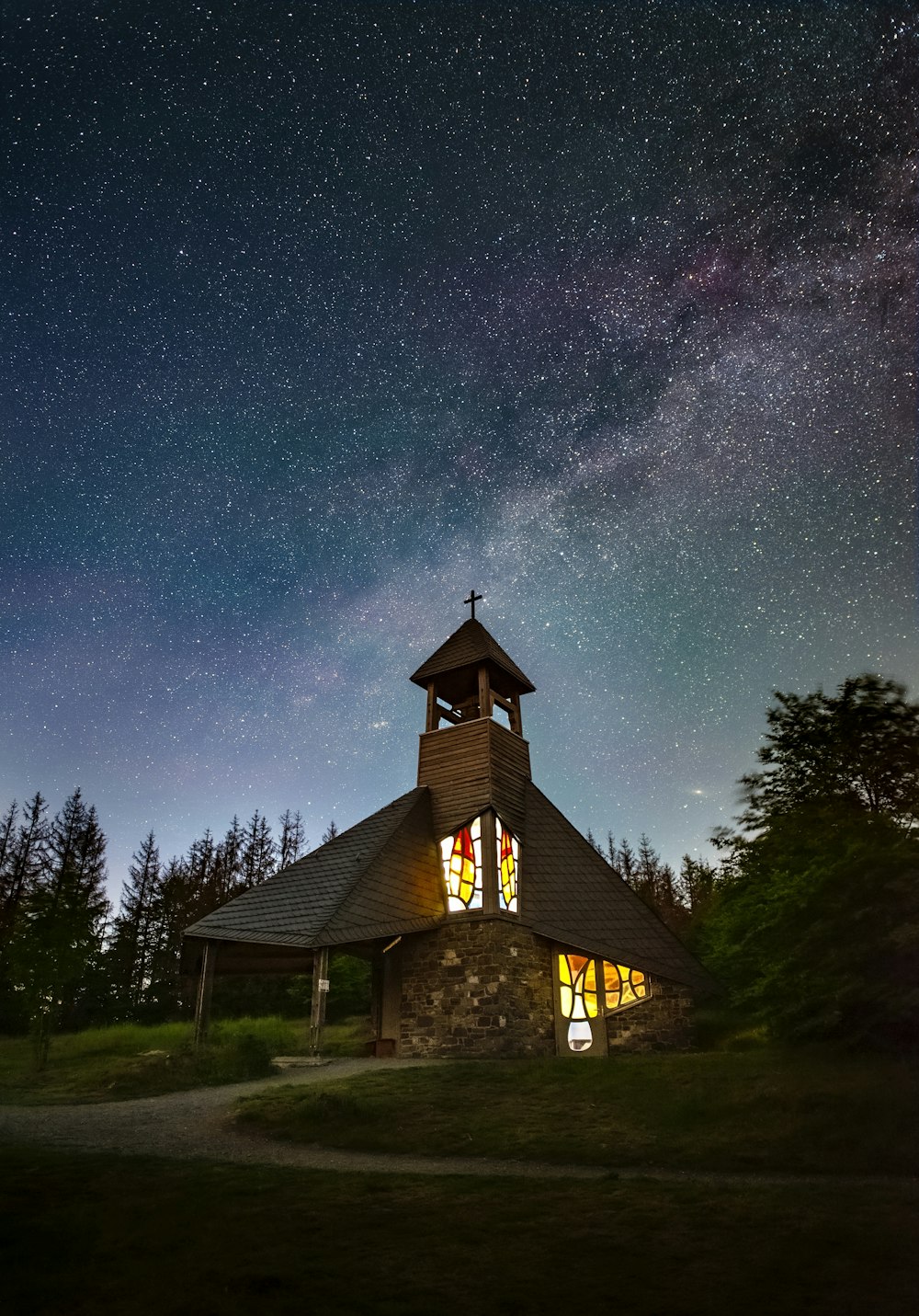 星空の下の茶色と黒のコンクリートの建物