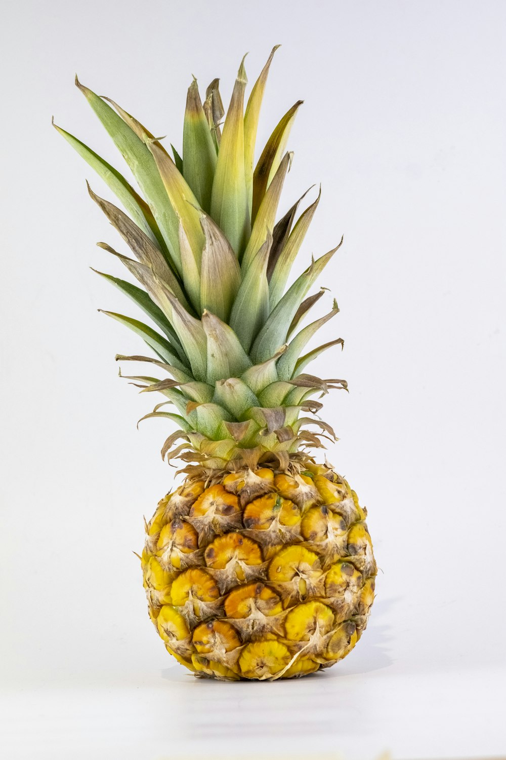 ananas fruit sur table blanche