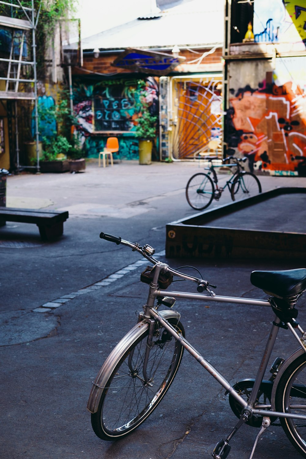 Bicicleta negra de la ciudad estacionada en la acera durante el día