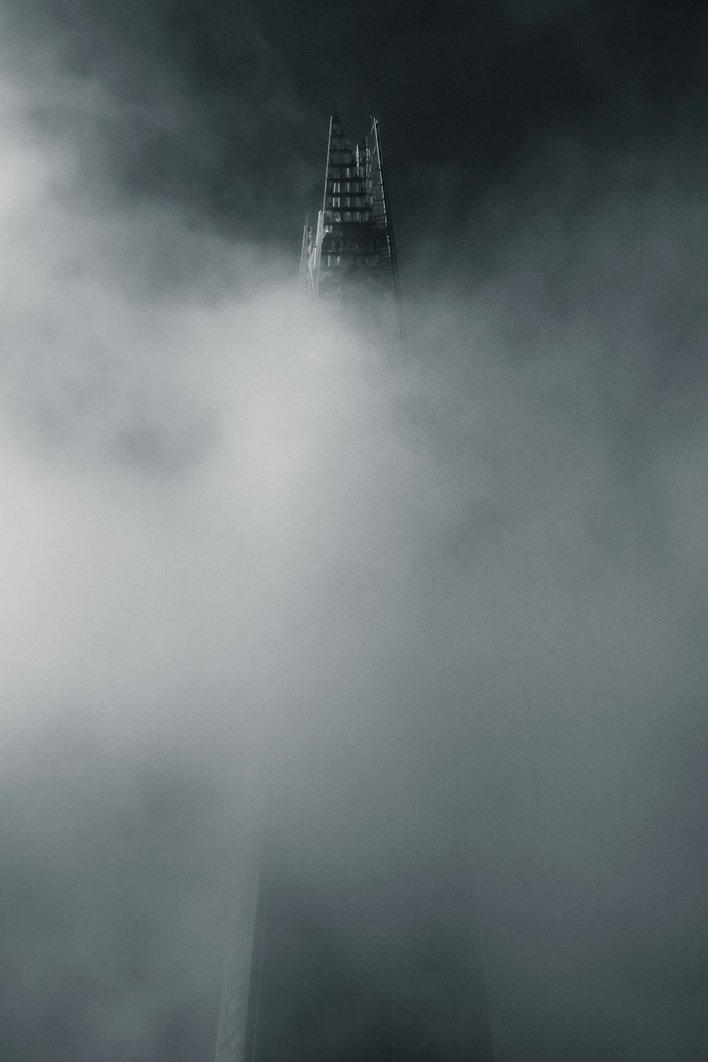 Nuvole grigie sullo skyline della città durante il giorno