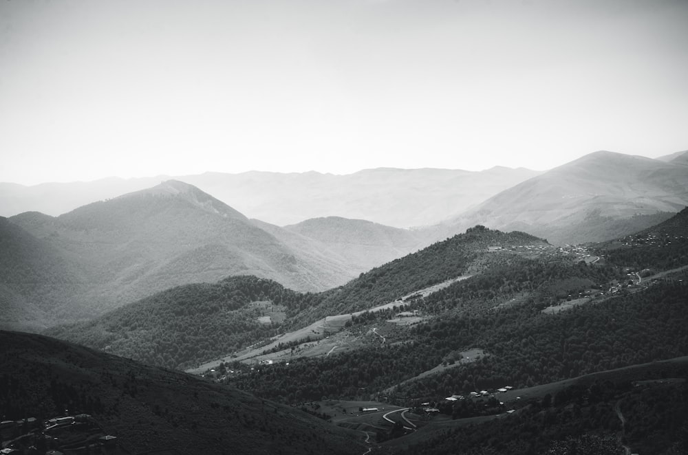 montanhas verdes sob o céu branco durante o dia