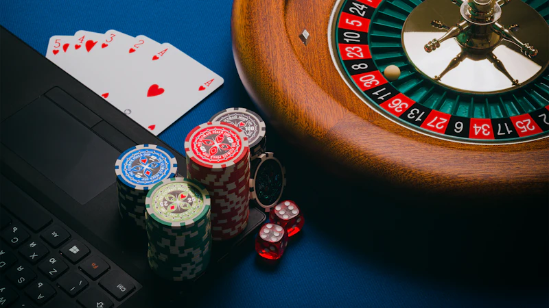 Chip kasino warna emas dan merah tersusun di meja kain gelap, melambangkan level program VIP Pos4d