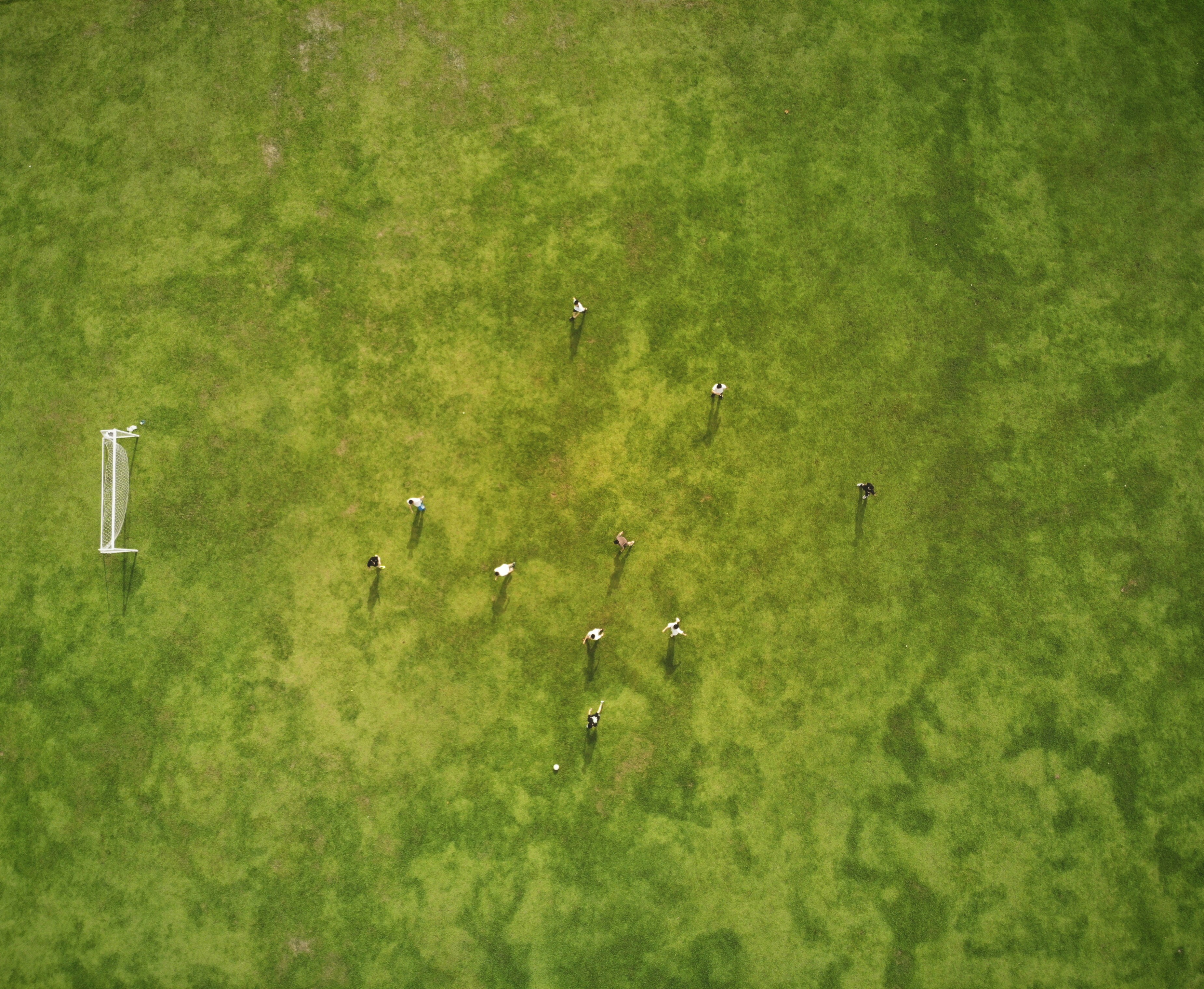 Vista aérea de un partido de fútbol en estadio lleno