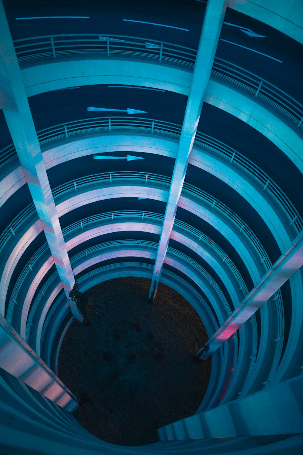 blauer und brauner Spiraltunnel